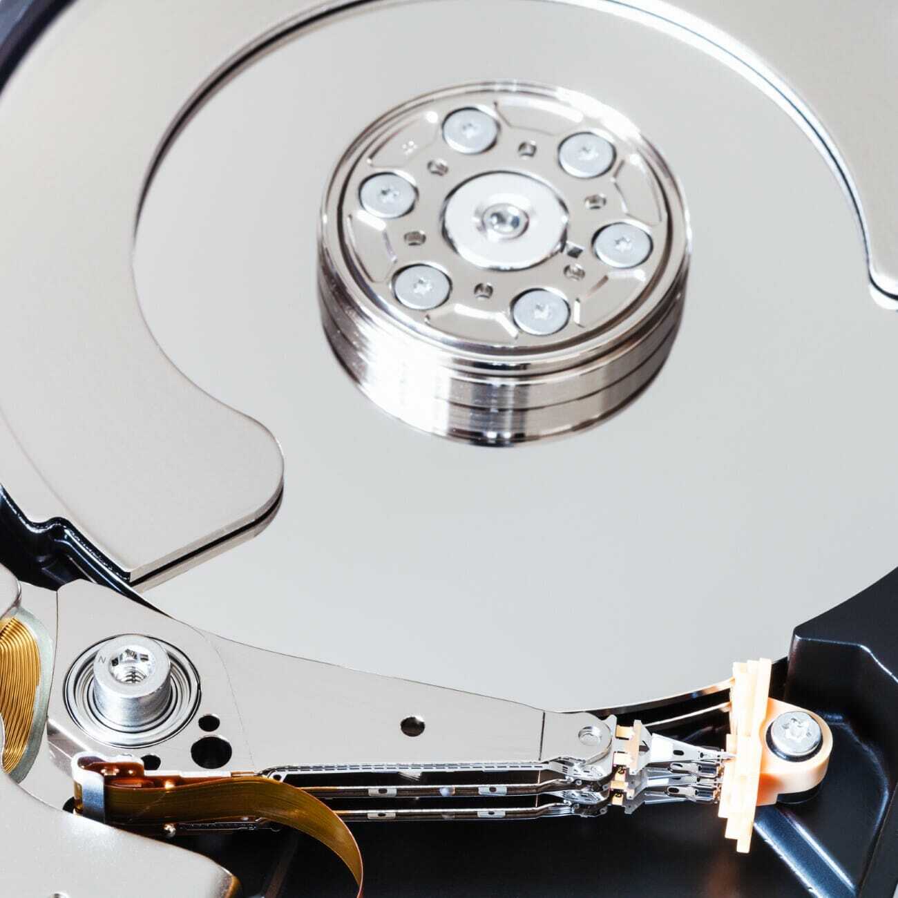 head and platter in internal hard disk drive